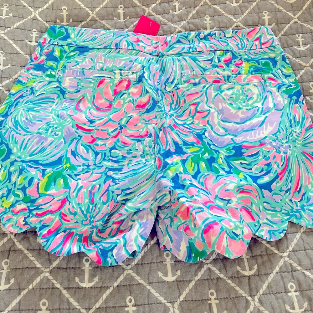 NWT Lilly Pulitzer size 2 buttercup stretch short “In Full Bloom”